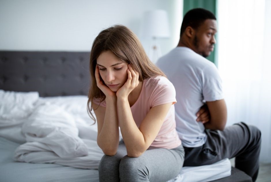 Testosteronmangel bei Frauen dargestellt von Frau ohne Libido und ihr Freund dahinter