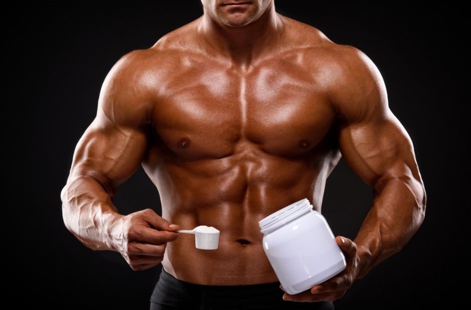 Kreatin dargestellt von Bodybuilder mit Dose und weißem Pulver