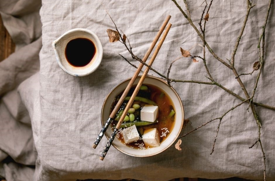 Okinawa-Diät dargestellt von Soja und Tofu