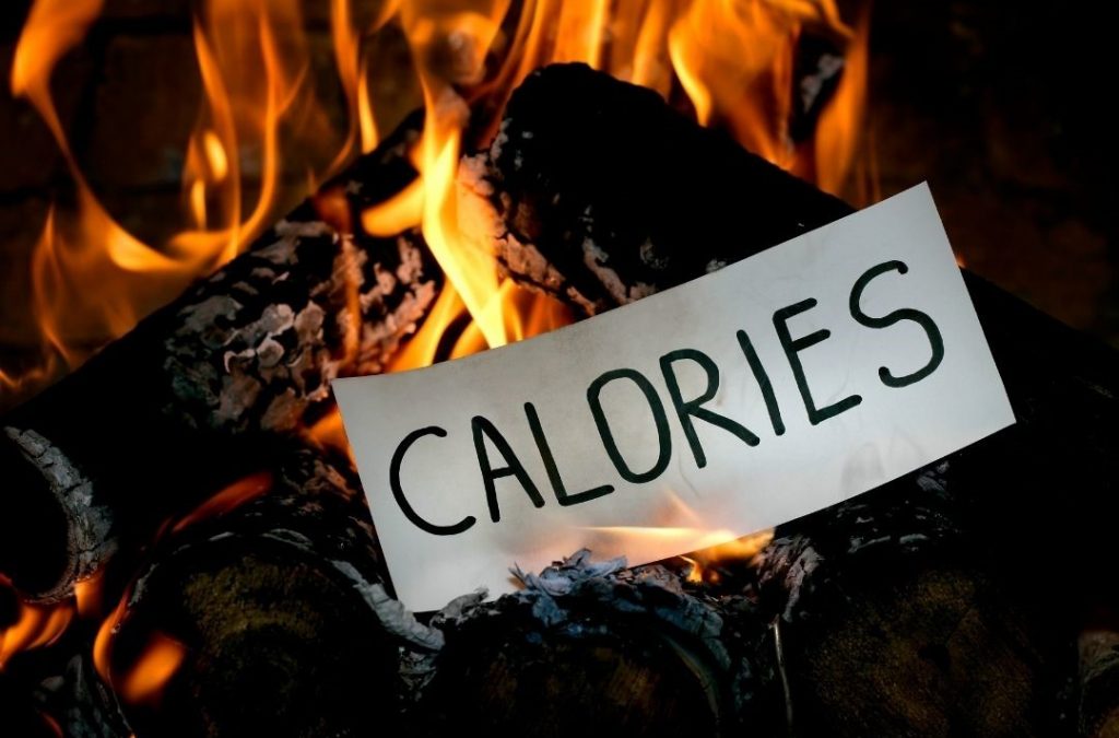 Kaloriendefizit dargestellt von Feuer mit dem Text Kalorien in der Glut