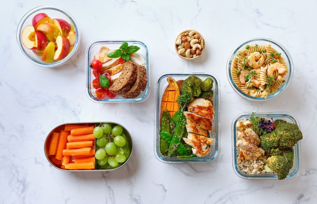 Meal Prep für Frauen dargestellt von verschiedenen Schalen mit Essen